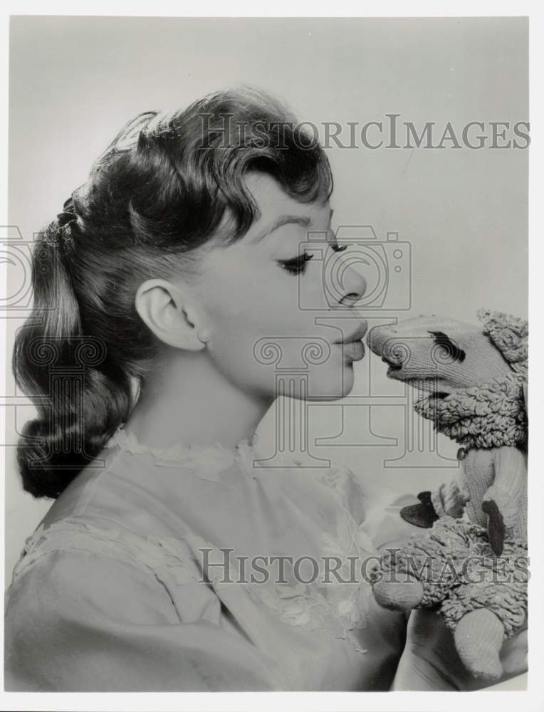 1963 Press Photo Shari Lewis kisses puppet Lamb Chop - pix45240- Historic Images