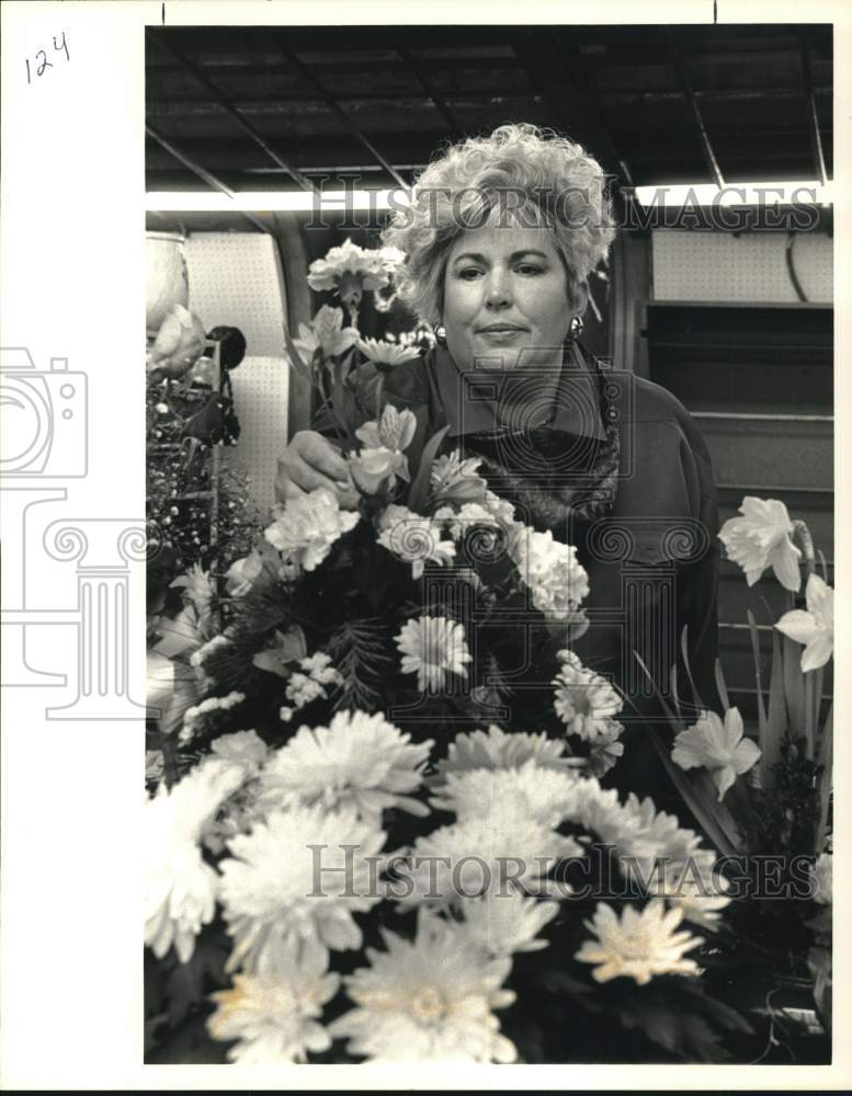 1993 Press Photo Debbie Keyes Working at Pealers Flowers - pna00321- Historic Images