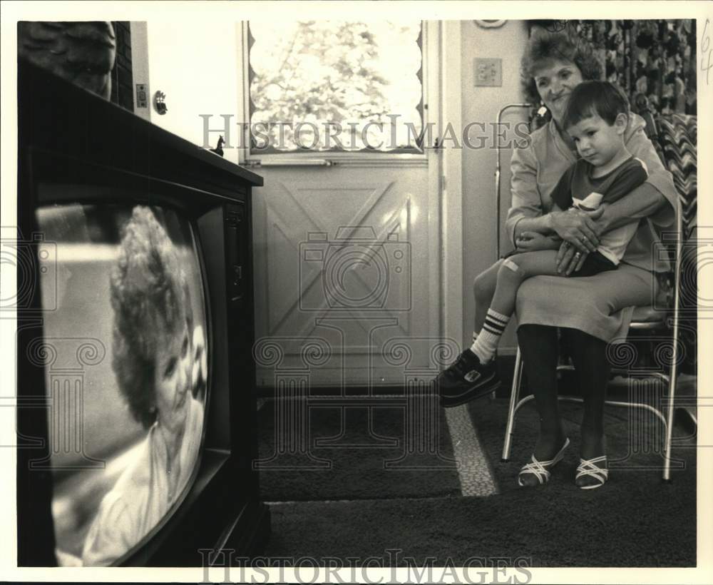 Press Photo Myrtle and Kevin Parise Watching Television at Home - pna01074 - Historic Images