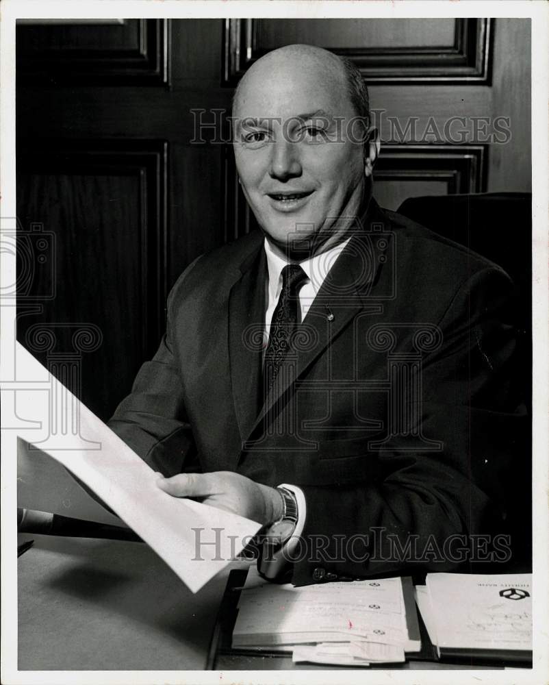 Press Photo Perrin Hamilton at Office - pna01493- Historic Images