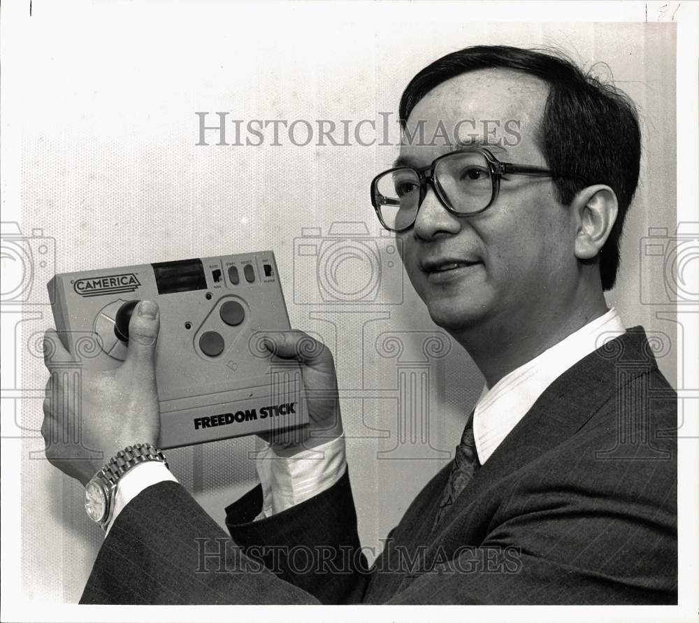 1988 Press Photo Warren Chiu of Hong Kong with Camerica Freedom Stick Joystick - Historic Images