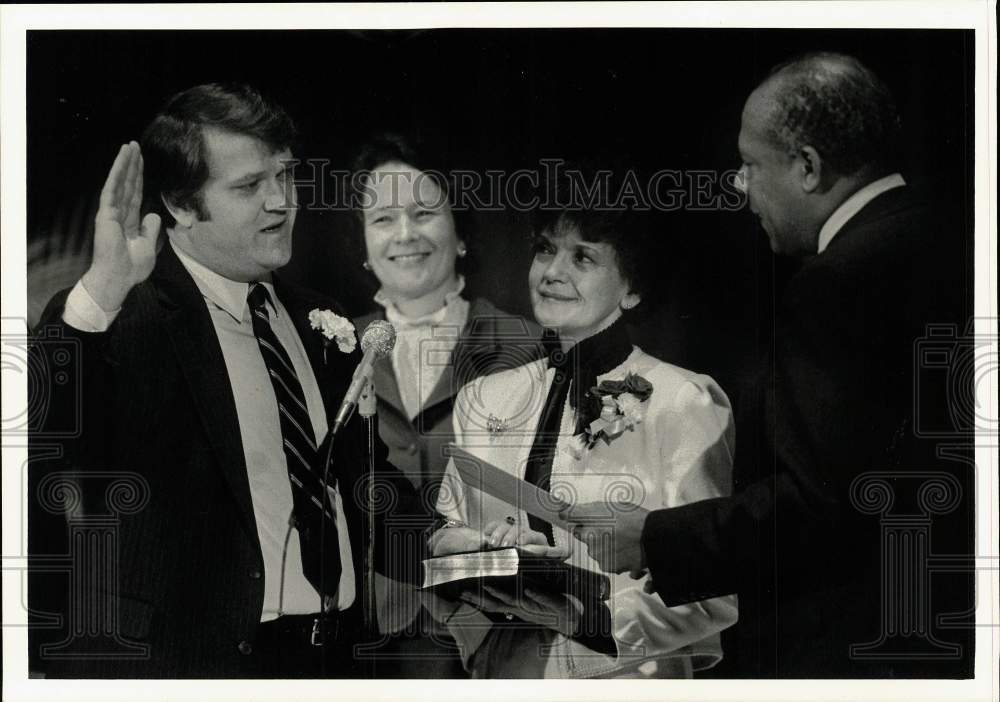 1985 Press Photo Auditor General Don Bailey Taking Oath with Justice and Family - Historic Images