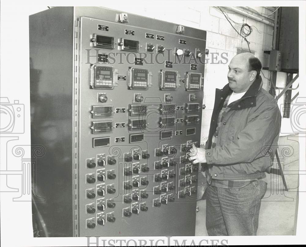 1993 Press Photo Tim McGarvey, Equipment Operator - pna04628- Historic Images