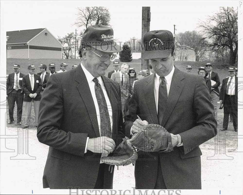 1991 Press Photo A. Lee Fritschler and William Duncan at Dickinson Park - Historic Images