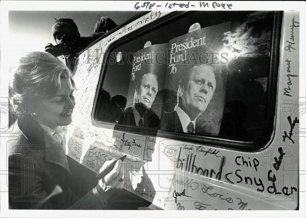 1976 Press Photo Betty Ford with Campaign Van at Airport in New Cumberland - Historic Images