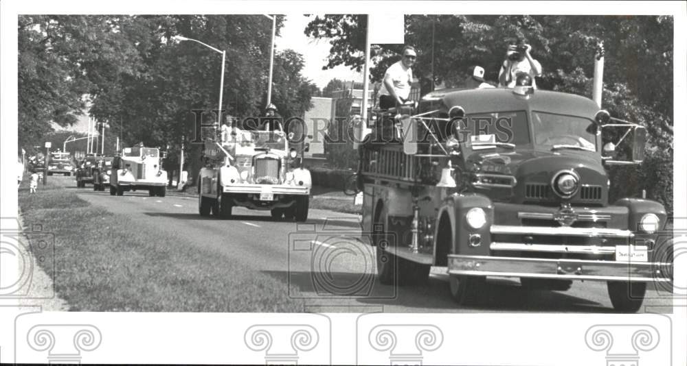 1993 Press Photo Pennsylvania Pump Primers Antique Fire Trucks in Harrisburg - Historic Images