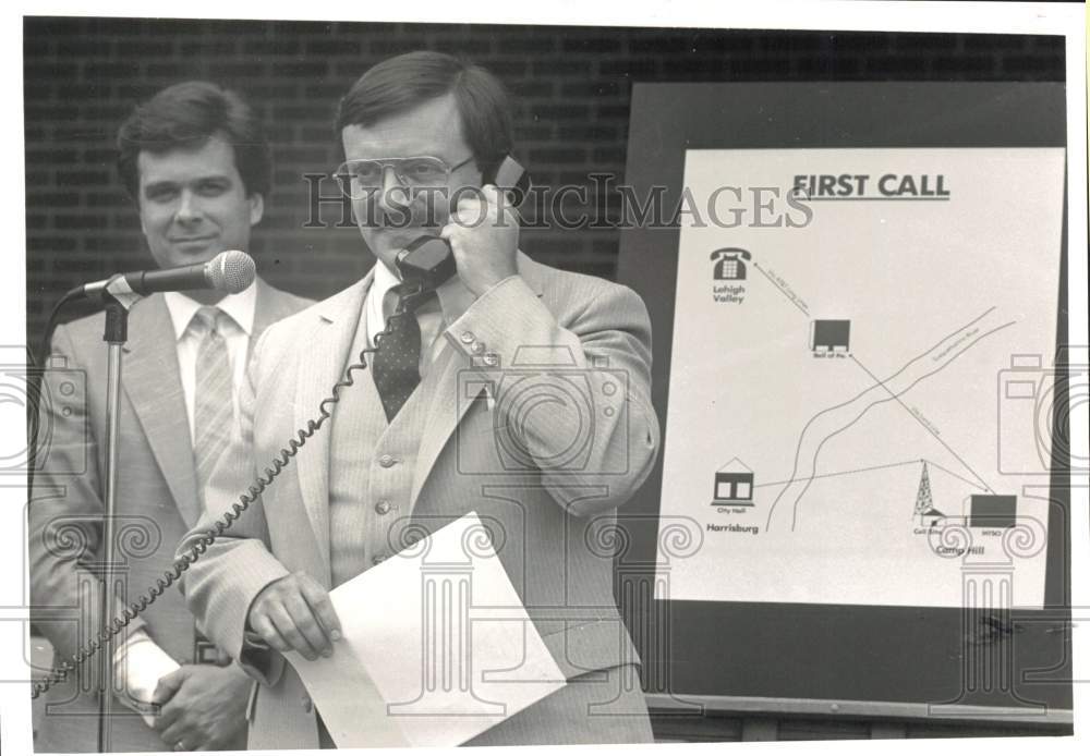 1985 Press Photo Stephen R. Leeolou Using Telephone at City Hall with Executive- Historic Images