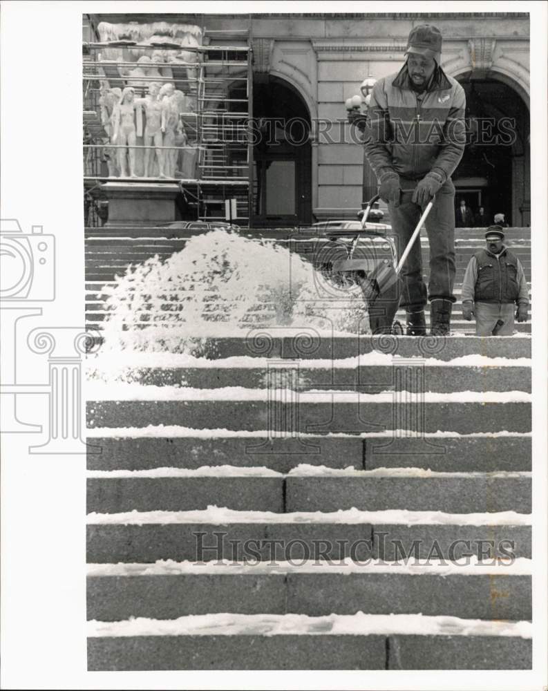 1992 Press Photo Worker Using Snow Blower at Building Steps - pna06901- Historic Images