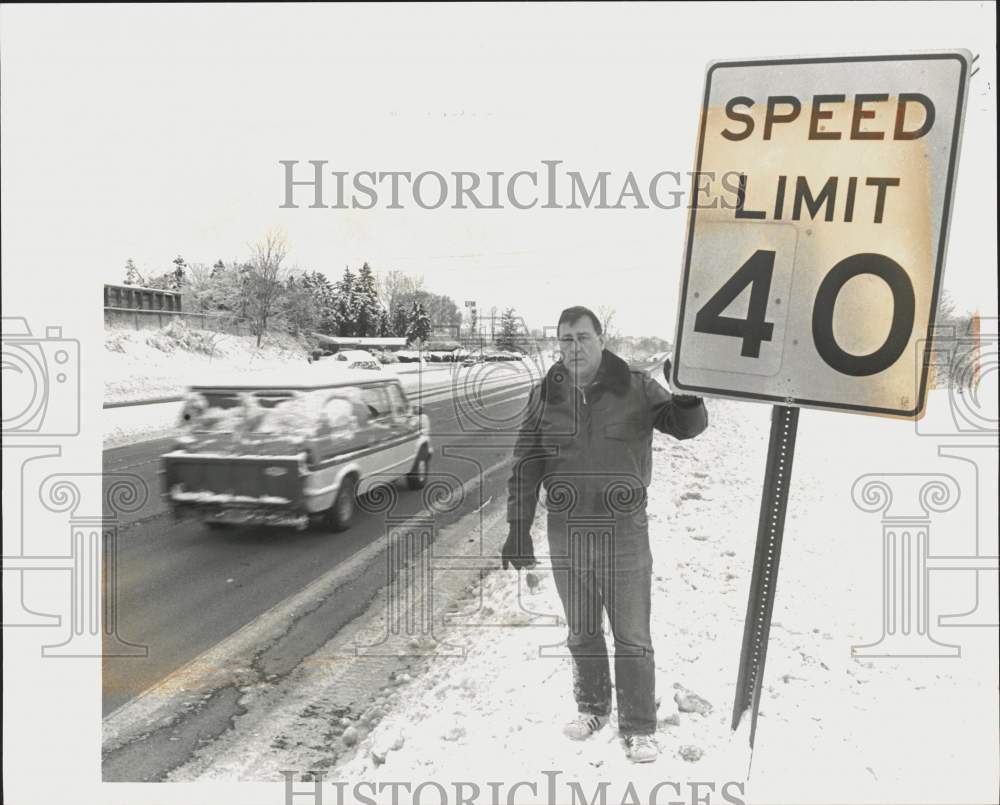 1994 Press Photo Don Steinmeier Standing by 40 Mile Per Hour Sign on on Route 22 - Historic Images