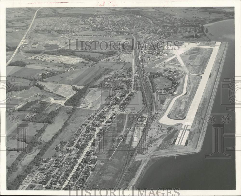 2004 Press Photo Aerial View of Airplane Runway at Olmsted Air Force Base- Historic Images