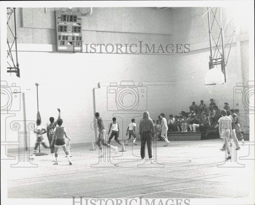 1982 Press Photo Basketball Team at Harrisburg Middle School Gymnasium- Historic Images