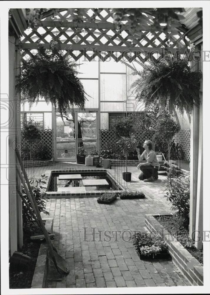 1989 Press Photo Horticulturalist Pat McCann at Hershey Gardens Conservatory - Historic Images