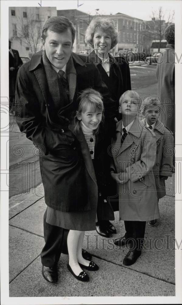 1990 Press Photo Lieutenant Governor Mark Singel and Family Outside Cathedral- Historic Images