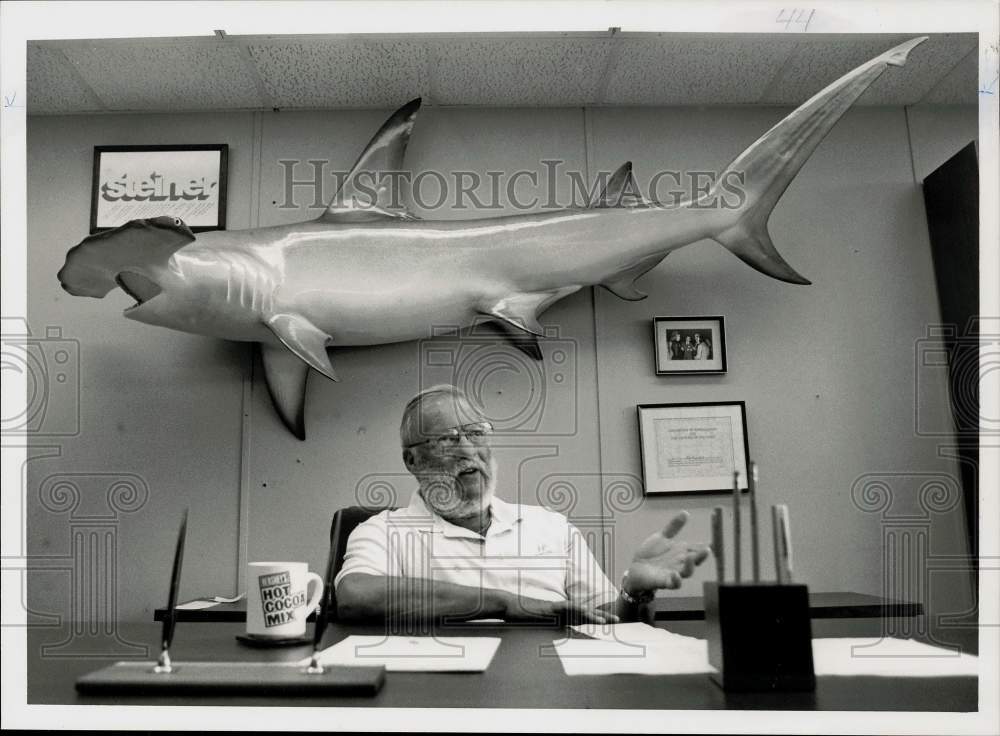 1990 Press Photo Dr. Fred Rapp in Office with Hammerhead Shark Taxidermy- Historic Images