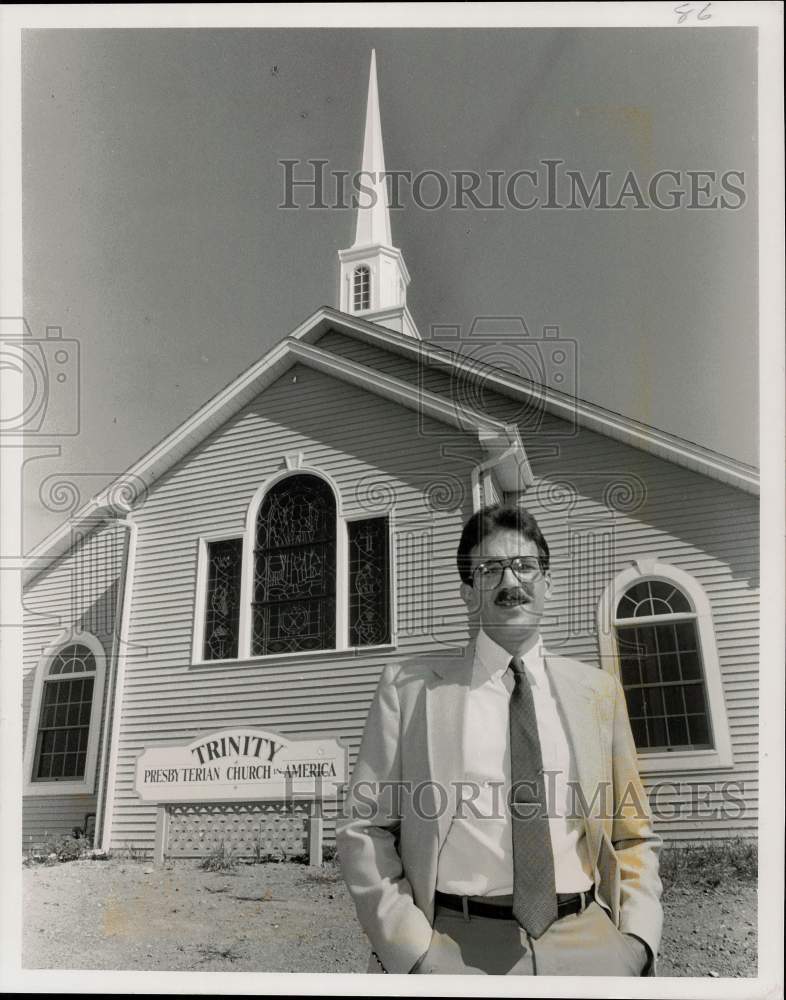 1991 Press Photo Reverend Steven Heimbaugh Outside Trinity Presbyterian Church - Historic Images