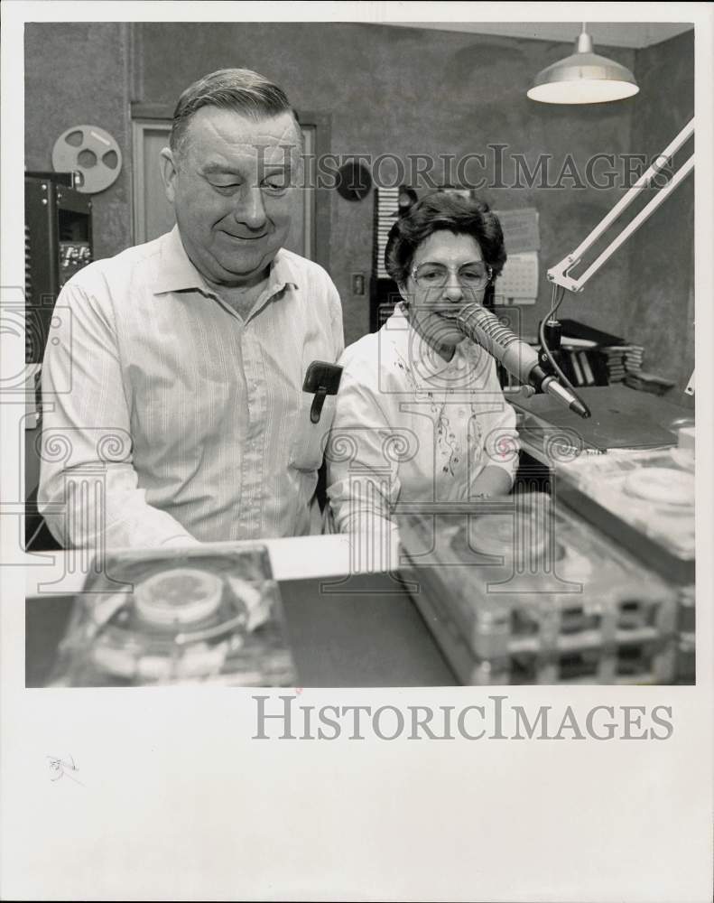 1992 Press Photo Hans Hagerman and Heike Hosting WWII Radio in Shiremanstown- Historic Images