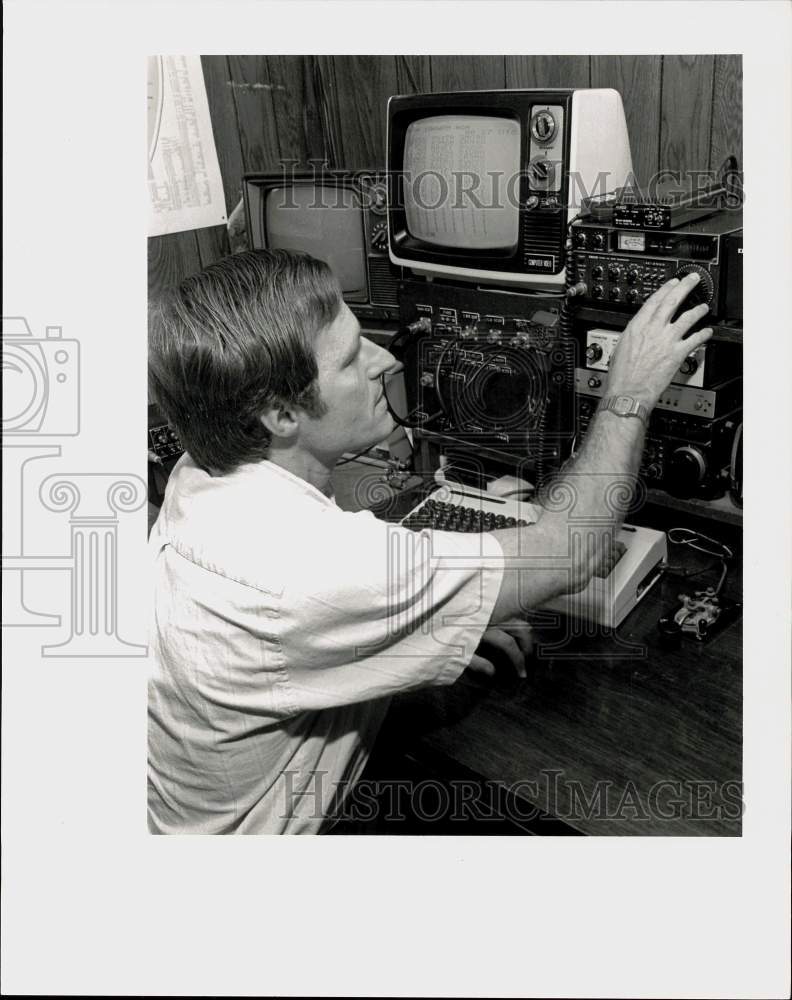 1991 Press Photo Ham Radio Operator Dave Brandt with Equipment - pna21889 - Historic Images