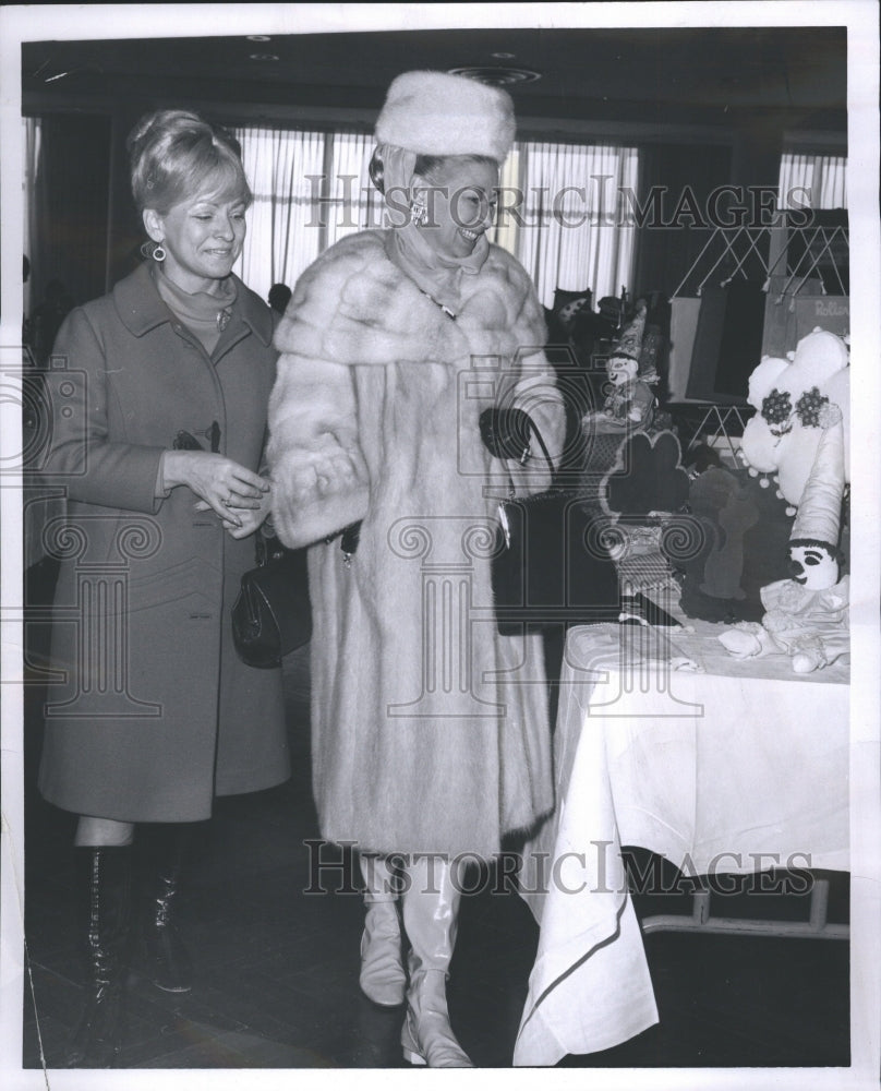 1967 Press Photo Mrs. Van Assche &amp; Mrs. Van Dewghe - Historic Images