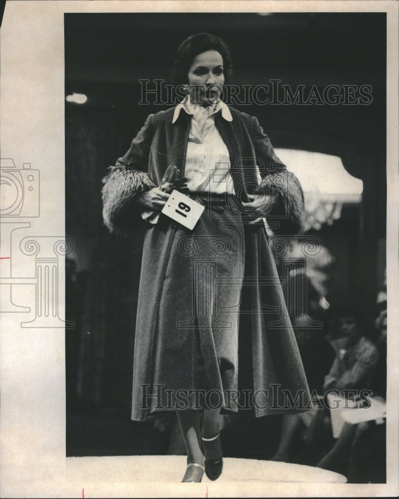 1975 Geoffrey Beene Designer Fashion Cloth - Historic Images