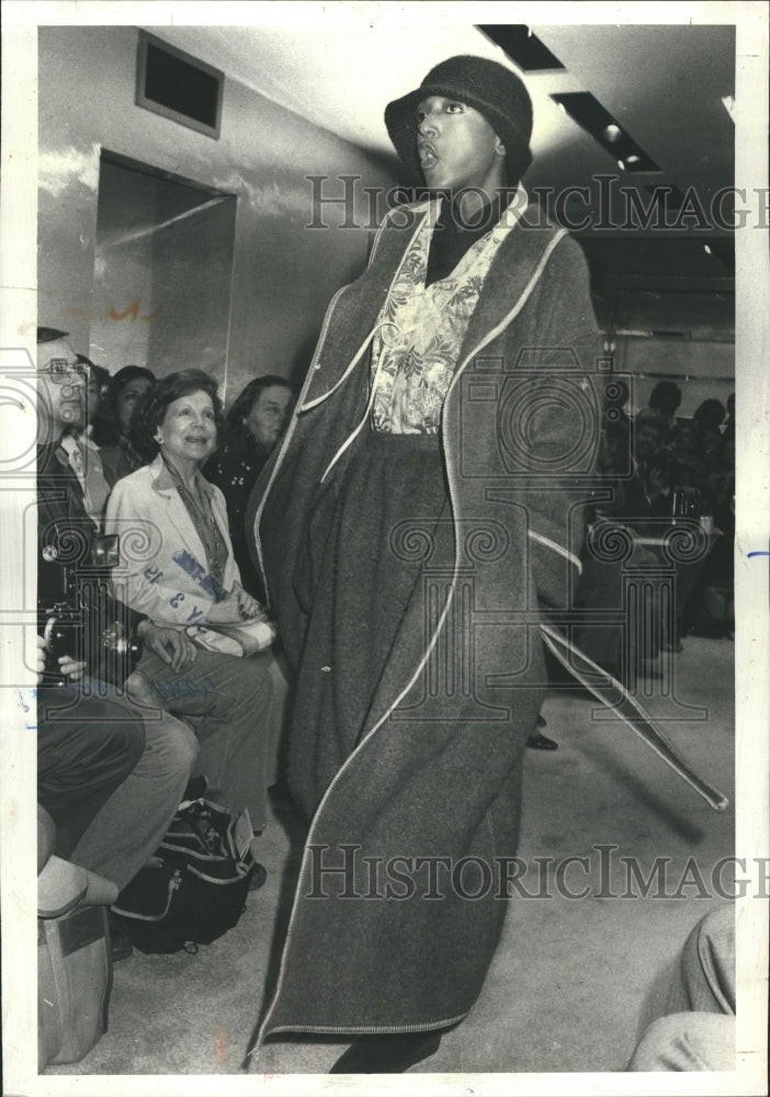 1978 Geoffrey Beene fashion mohair bathrobe - Historic Images