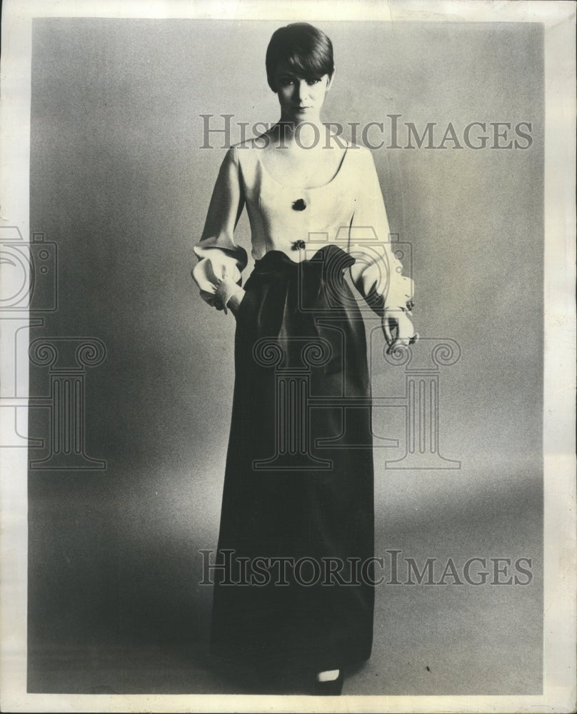 1964 Geoffrey Beene evening gown design - Historic Images