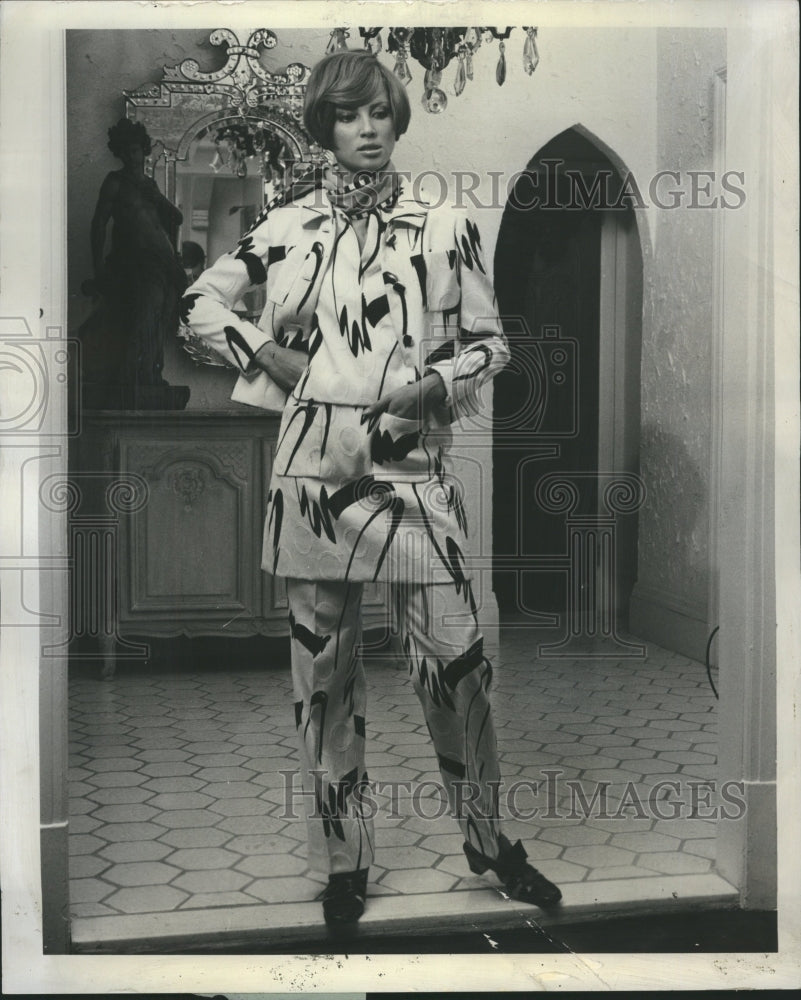 1970 designer Donald Brooks travel suit - Historic Images