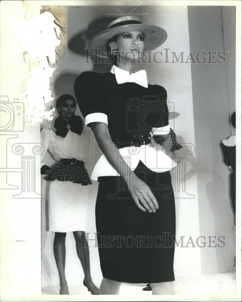 1982 Oscar De La Rentas Fashion Design - Historic Images