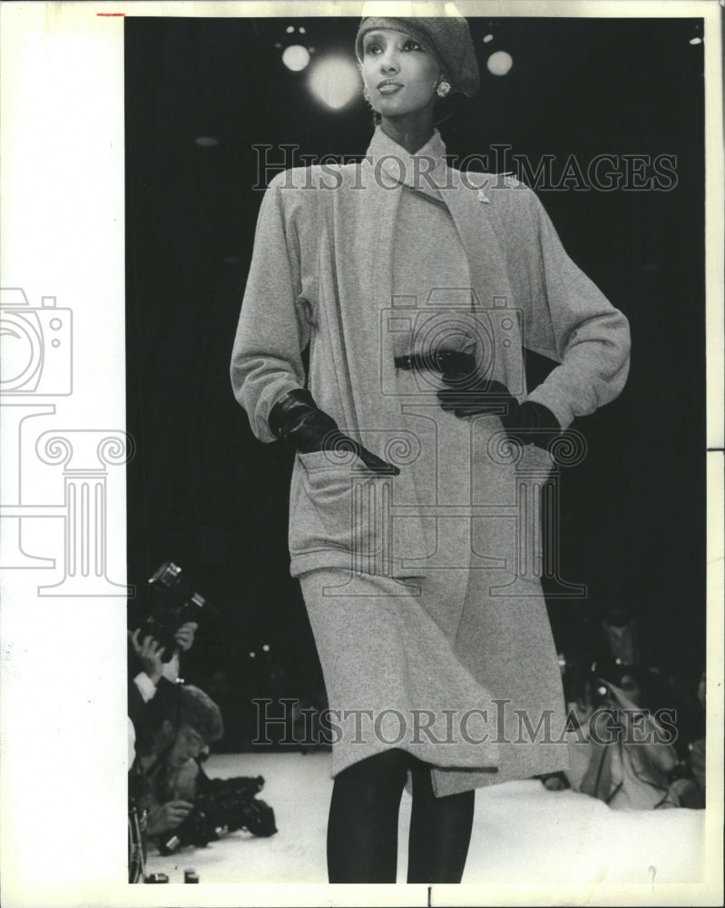 1983 Cashmere Oscar de la Renta fashion - Historic Images