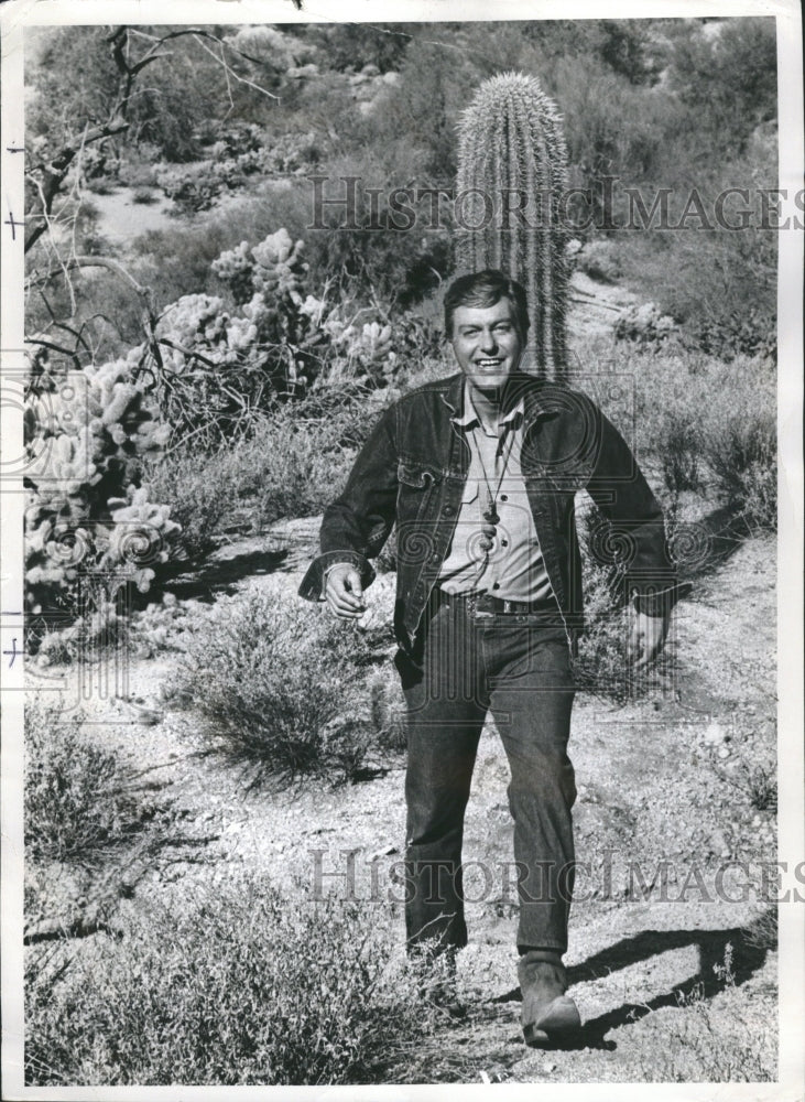 1971 actor Dick Van Dyke in the desert - Historic Images