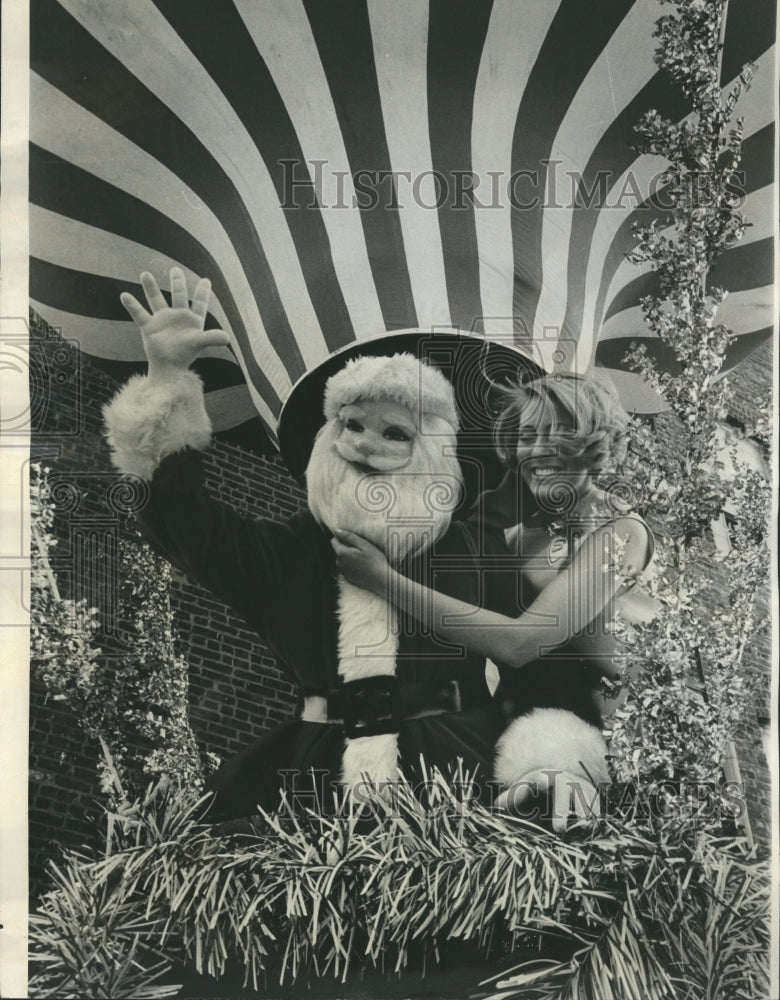 1966 Press Photo Santa &amp; helper, Silvestri Co. Chicago - Historic Images