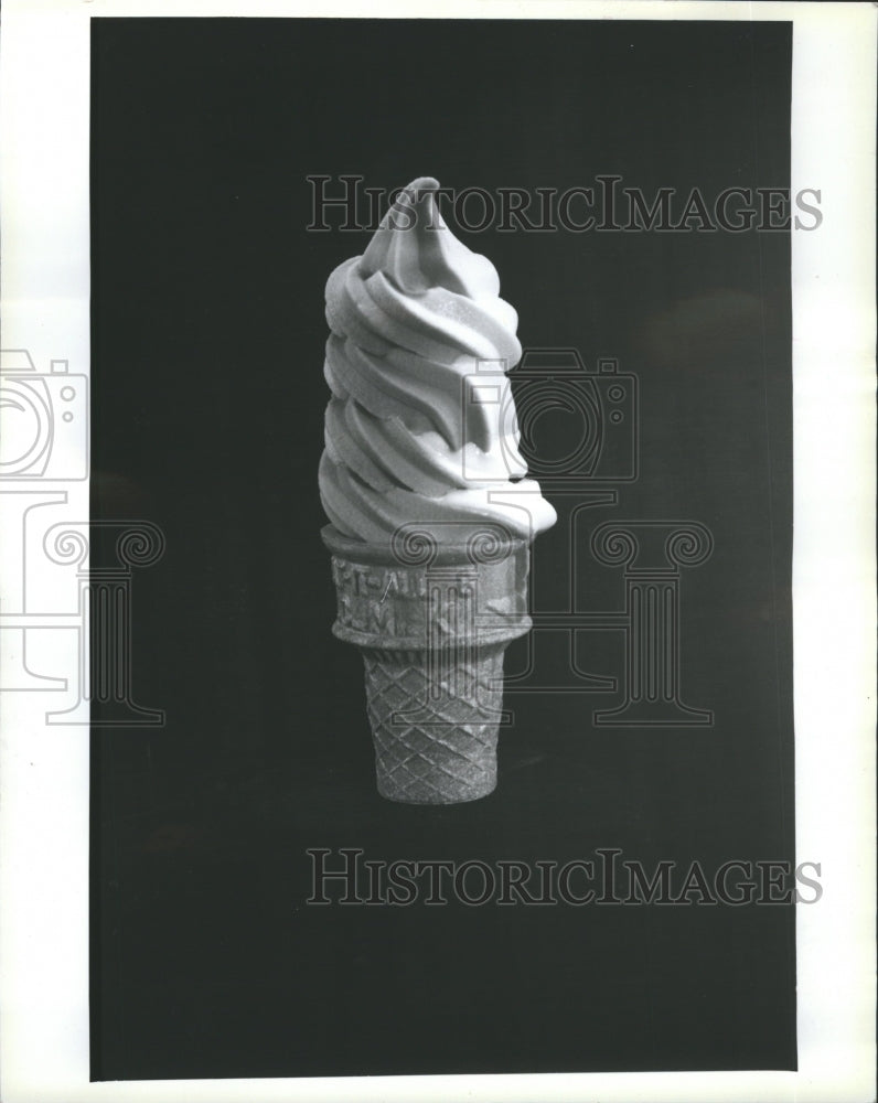 1990 Press Photo Vanilla Ice Cream Cone - rrr03307 - Historic Images