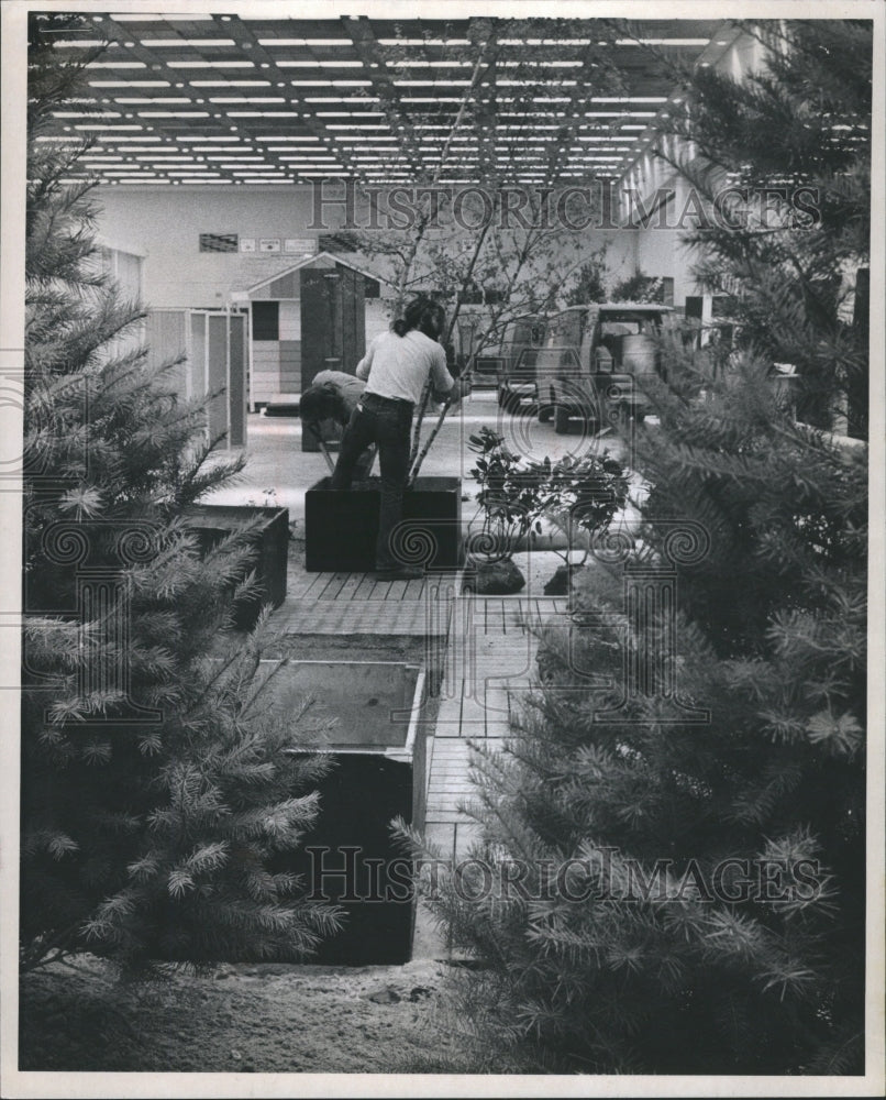 1973 Worker Garden Home Show Cobo Hall - Historic Images