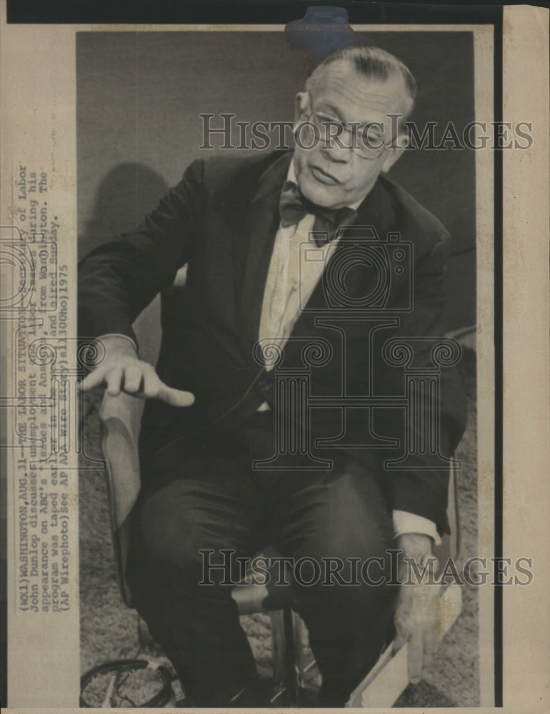 1975 Press Photo John Thomas Dunlop Secretary Labor - Historic Images