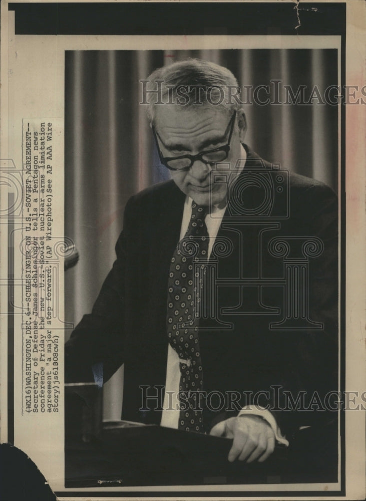 1979 James Schlesinger Glasses Secretary - Historic Images