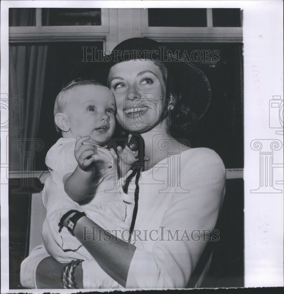 1960 Suzy Parker And Daughter Georgia - Historic Images