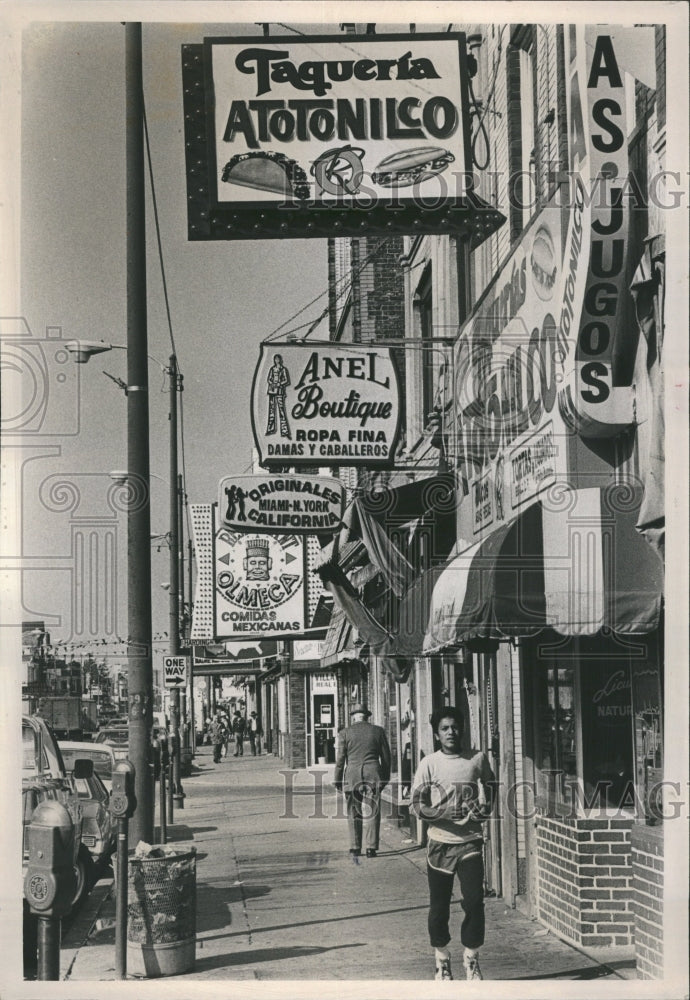 1981 Hispanic community at 26th and Kedvale - Historic Images