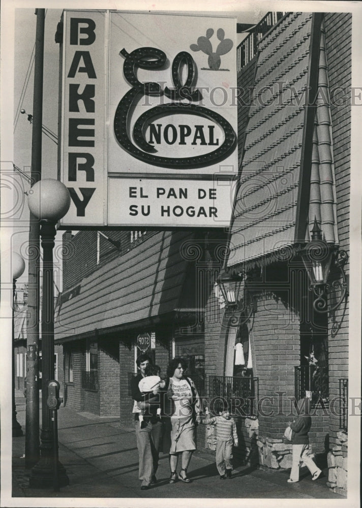 1981 Chicago Hispanic Community Gus Lozano - Historic Images