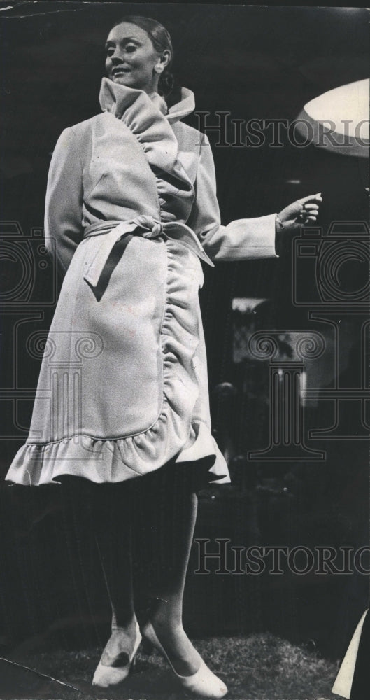 1971 beige coat wide ruffle self-sash - Historic Images