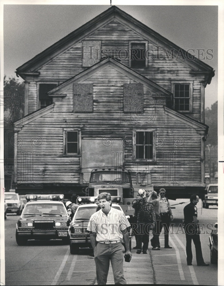 1986 Moving old house in Lisle Ill - Historic Images