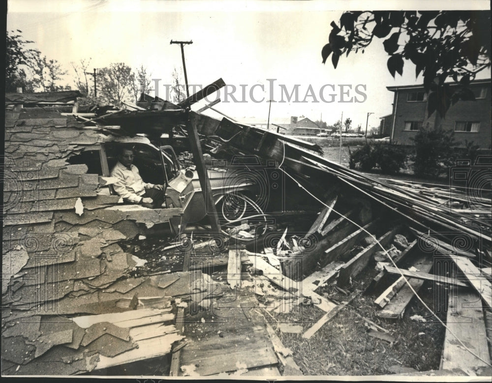 1966 Press Photo Tornado John TUtyman Arlington - Historic Images