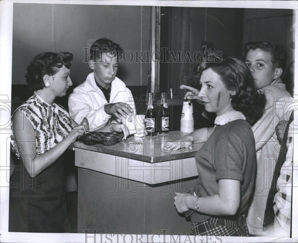 1956 Press Photo Teenagers Battles Glasses - Historic Images