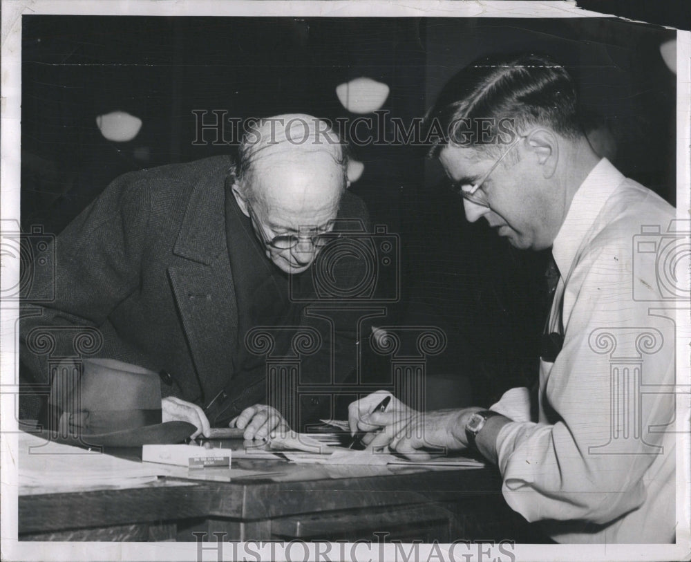 1954 Press Photo Income Taxes Sampson Detroit - Historic Images