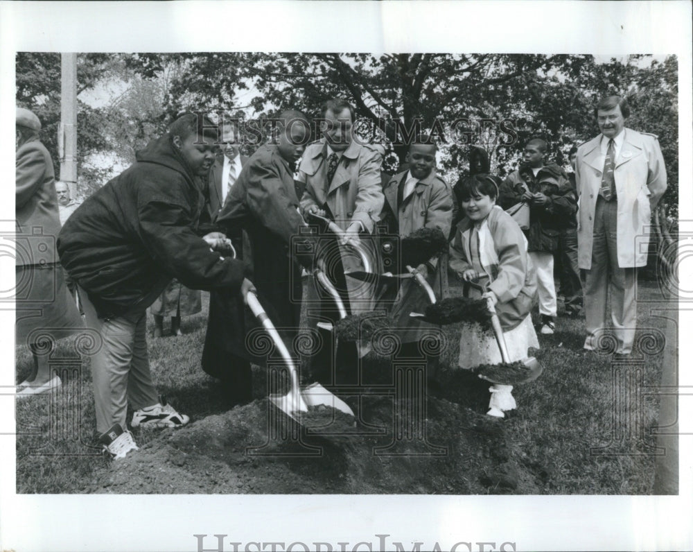  Mayor Daley Helpers Arbor Day Planting - Historic Images