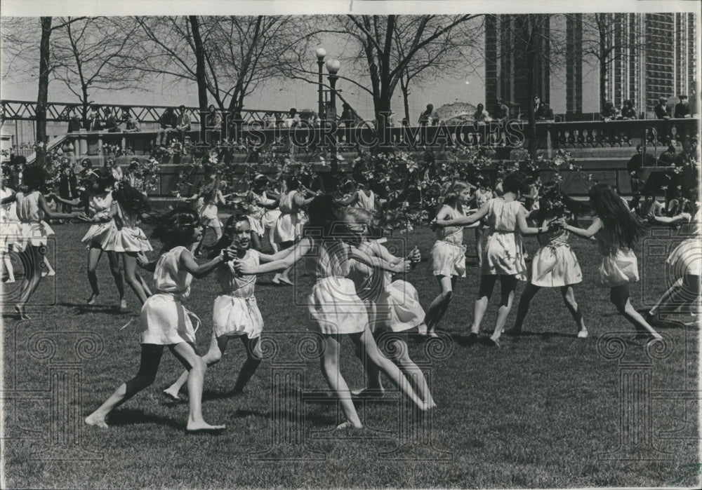 1970 Press Photo Kids from Ridge, Trumbull dancing - Historic Images