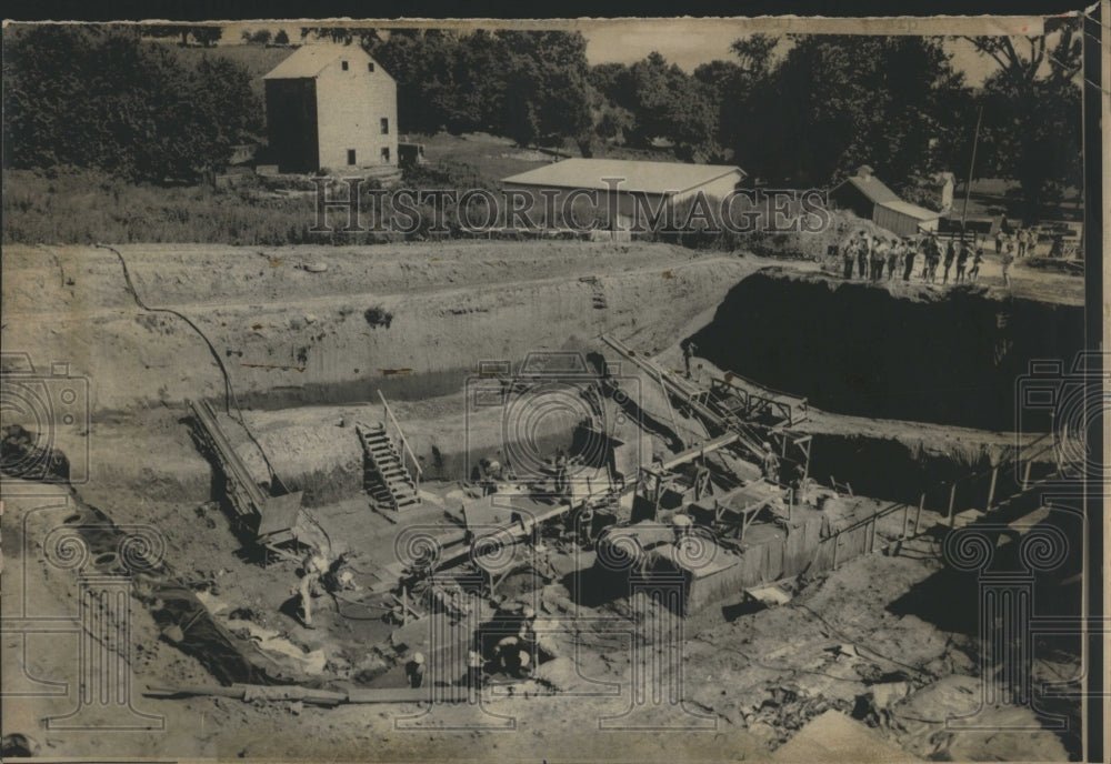 1975 Archeological site / digging - Historic Images