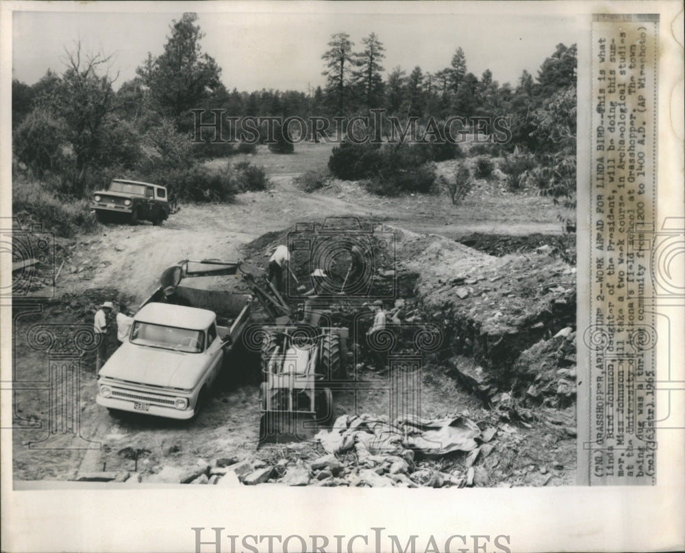 1965 Linda Bird Johnson digging in site - Historic Images