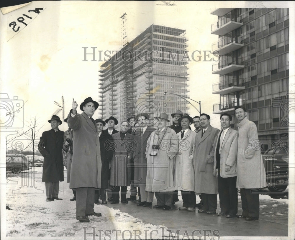 1957 Foreign editors tour Chicago housing - Historic Images