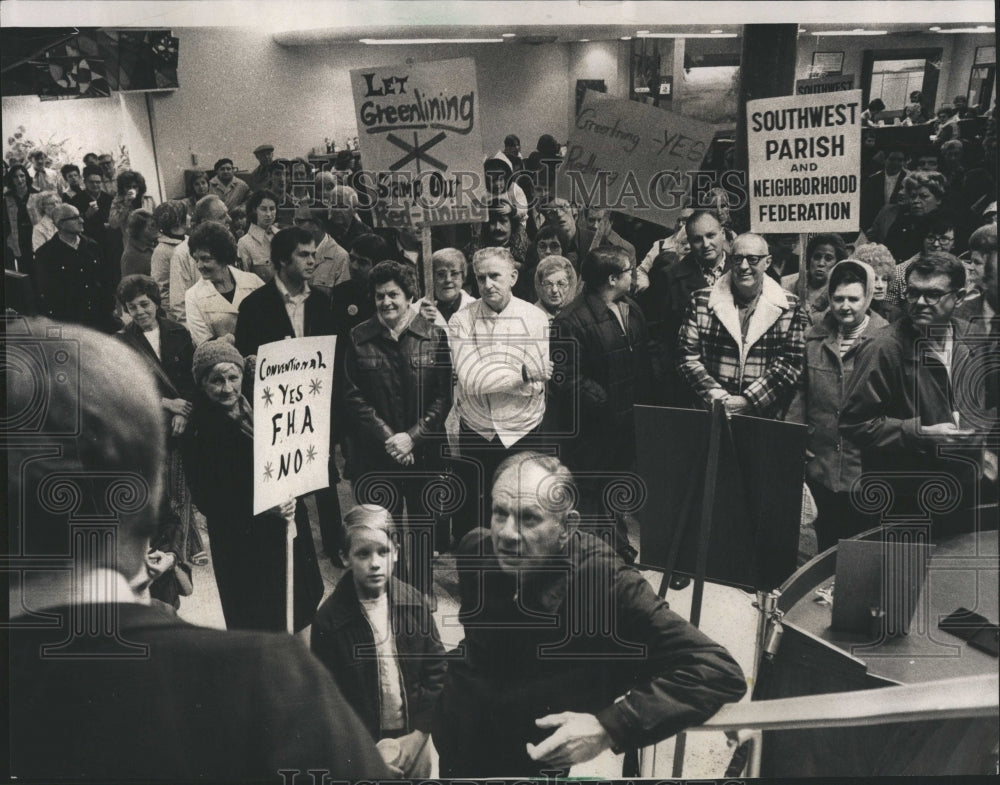 1975 Chicago protestors Savings &amp; Loan - Historic Images