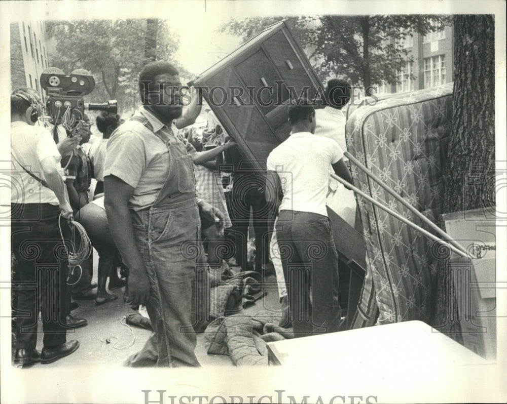 1966 Old Towns Garden Apartments protesting - Historic Images