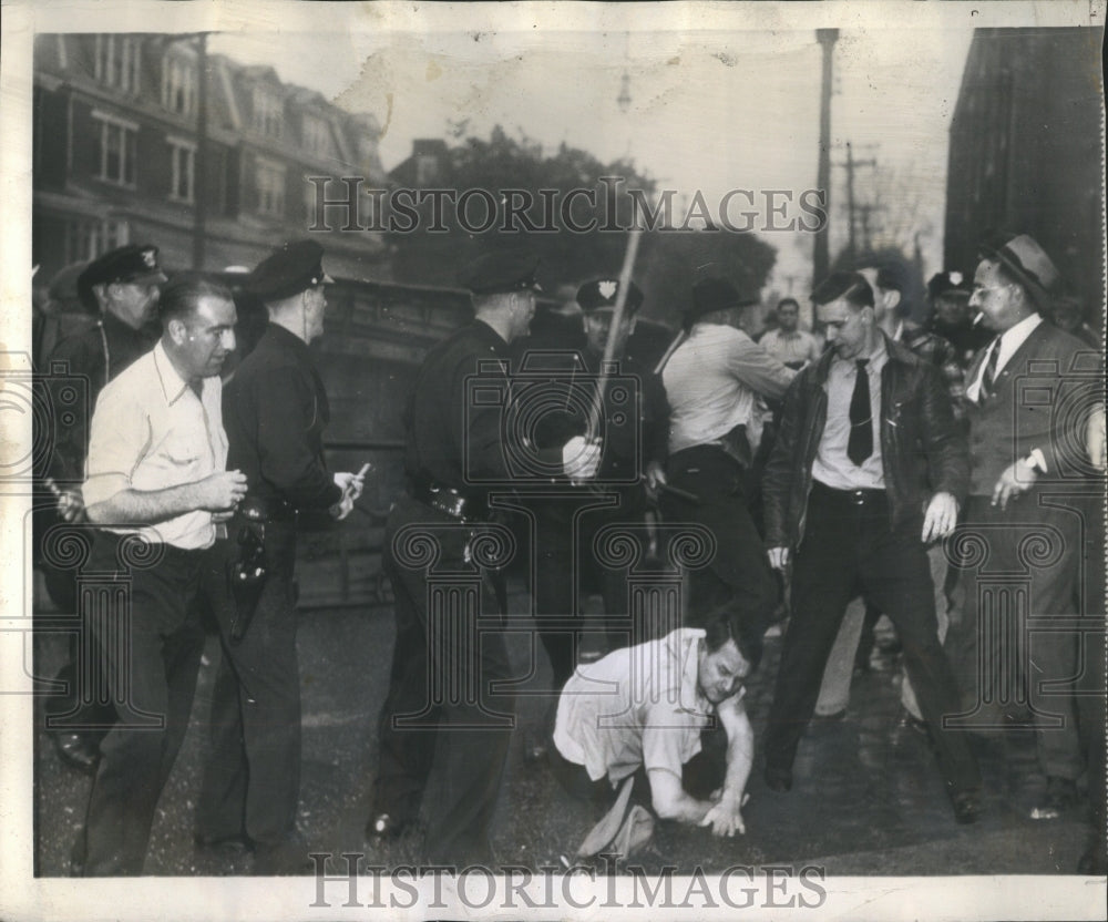 1945 Policemen and pickers clash - Historic Images